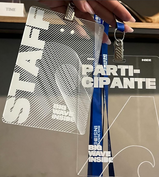 Crachá Transparente Vertical com Cordão