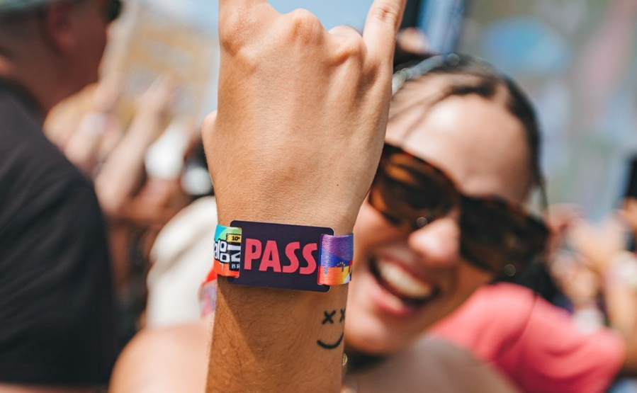 Pulseira de Tecido Roxa com Tag