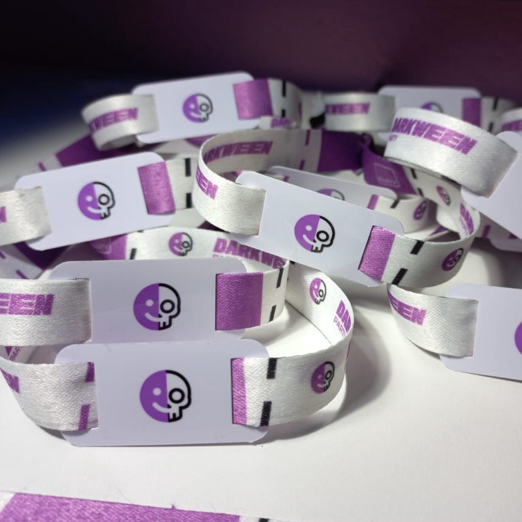 Pulseira de Tecido Branca com Tag